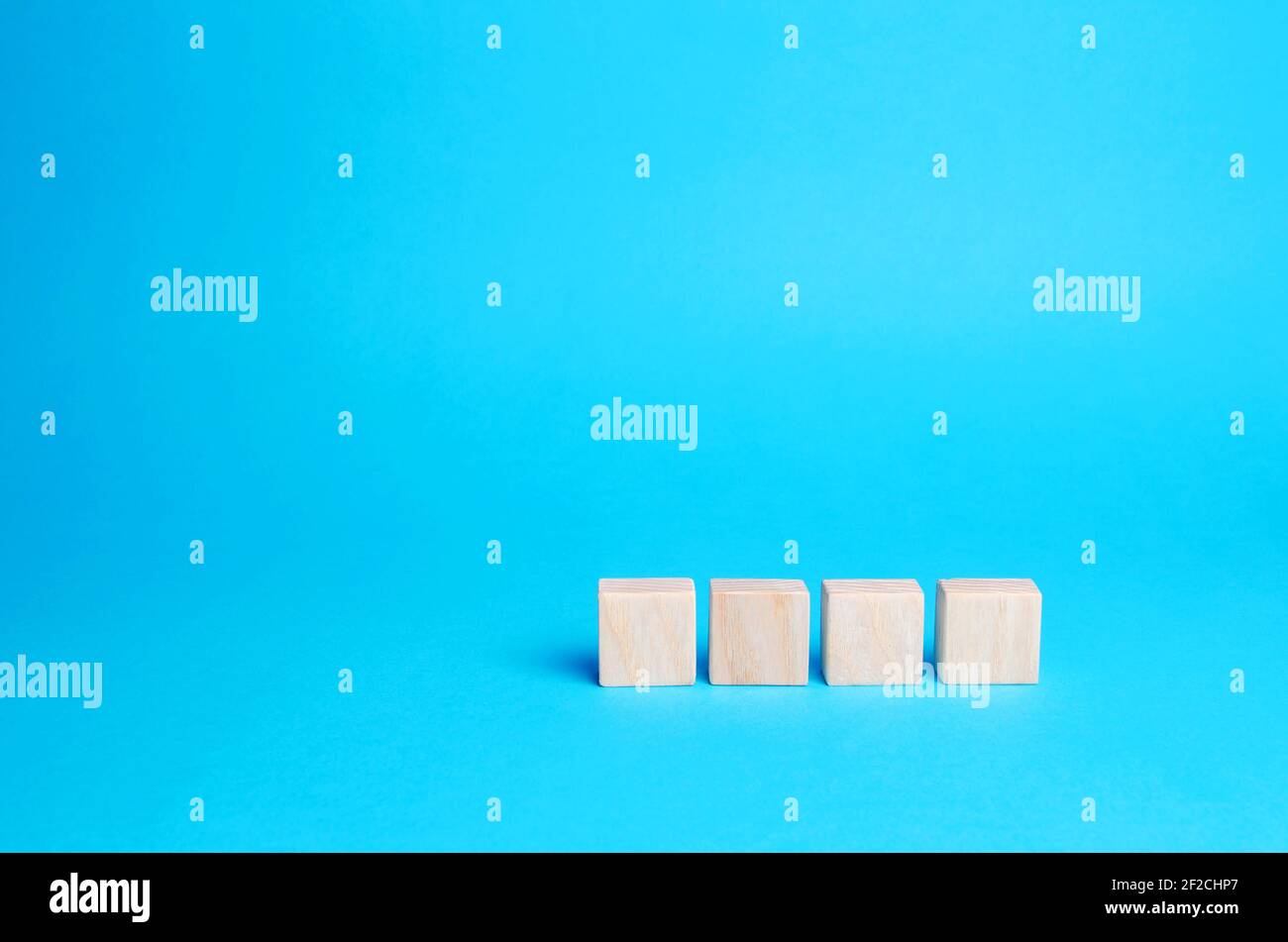 Blocs de bois vides sur fond bleu. Copier l'espace, placer le texte et les icônes. Ajoutez des chiffres et des lettres. Vide pour la conception, maquette Banque D'Images
