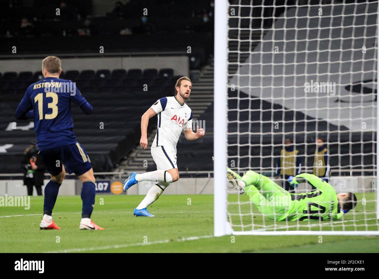 Londres, Royaume-Uni. 11 mars 2021. Harry Kane, de Tottenham Hotspur (M), marque le premier but de ses équipes. UEFA Europa League, Round of 16, 1st leg match, Tottenham Hotspur v Dinamo Zagreb au Tottenham Hotspur Stadium de Londres, le jeudi 11 mars 2021. Cette image ne peut être utilisée qu'à des fins éditoriales. Utilisation éditoriale uniquement, licence requise pour une utilisation commerciale. Aucune utilisation dans les Paris, les jeux ou les publications d'un seul club/ligue/joueur. photo par Steffan Bowen/Andrew Orchard sports photographie/Alay Live news crédit: Andrew Orchard sports photographie/Alay Live News Banque D'Images