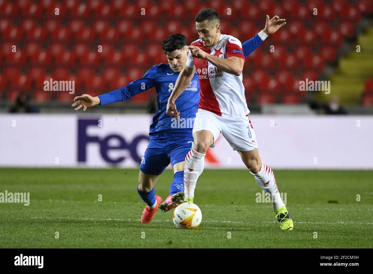 Prague, République tchèque. 11 mars 2021. L-R Ianis Hagi de Glasgow et Tomas Holes of Slavia en action lors de la huitième finale de la Ligue européenne de football match d'ouverture SK Slavia Praha vs Glasgow Rangers à Prague, République tchèque, le 11 mars 2021. Crédit : Ondrej Deml/CTK photo/Alay Live News Banque D'Images