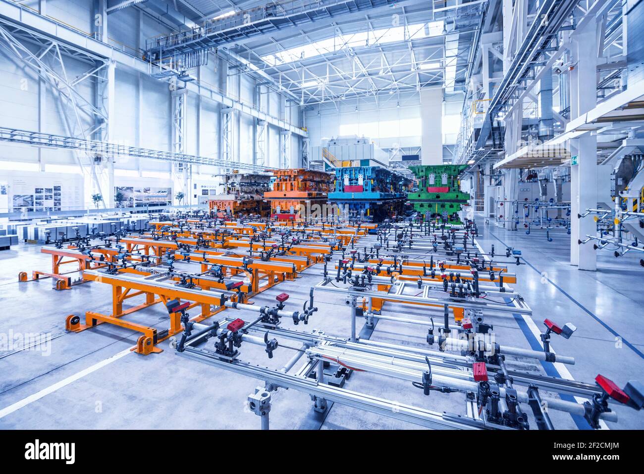 Lignes d'emboutissage dans une usine automobile Banque D'Images