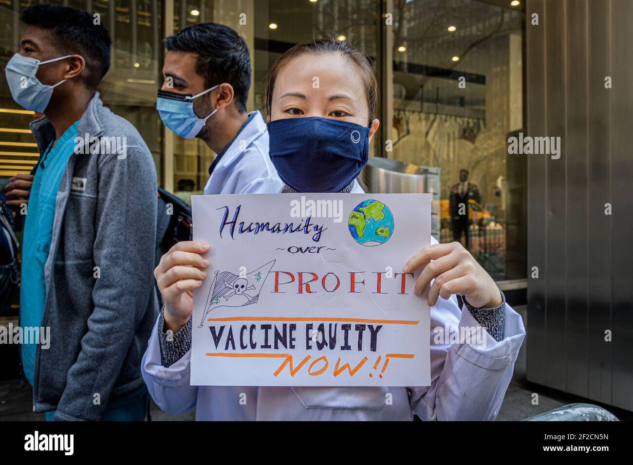 New York, États-Unis. 11 mars 2021. Le 11 mars, 2021 une coalition d'organisations communautaires de défense des droits en matière de santé se sont rassemblées en dehors du siège mondial de Pfizer à Manhattan pour appeler l'administration Biden à pousser les sociétés pharmaceutiques à s'engager dans une distribution mondiale équitable de la laccine et à aider à mettre fin à la pandémie partout en soutenant la levée des protections de monopole de l'Organisation mondiale du commerce pour Big Pharma et le pool d'accès à la technologie COVID-19 et assurer une distribution équitable des vaccins dans le monde entier. (Photo par Erik McGregor/Sipa USA) crédit: SIPA USA/Alay Live New Banque D'Images