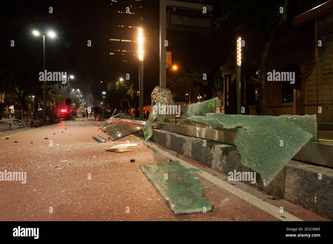 Rio de Janeiro, Brésil - 28 avril 2017 : le chaos dans les rues de Rio. Des manifestants ont détruit les arrêts de tramway VLT. Des grèves massives à travers le pays, Banque D'Images