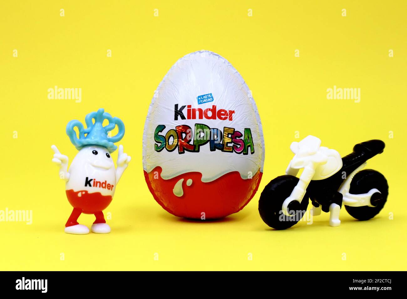 Œuf de chocolat Kinder surprise. Kinder surprise est une marque de produits fabriqués en Italie par Ferrero Banque D'Images