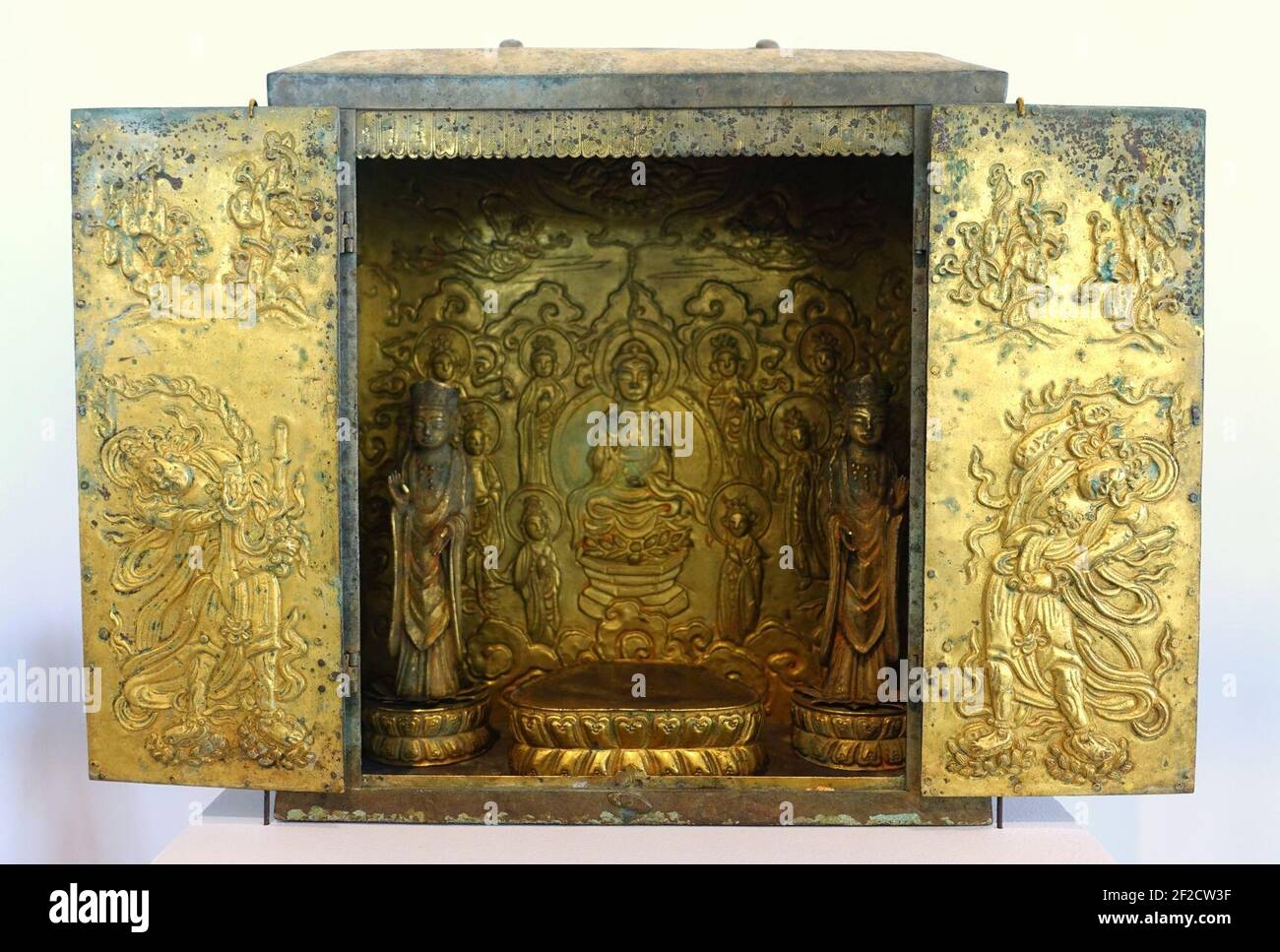 Temple bouddhiste portable avec deux Bodhisattvas debout, Corée, Koryo ou dynastie Choson, 14ème au début du XVe siècle après J.-C., bronze doré Banque D'Images