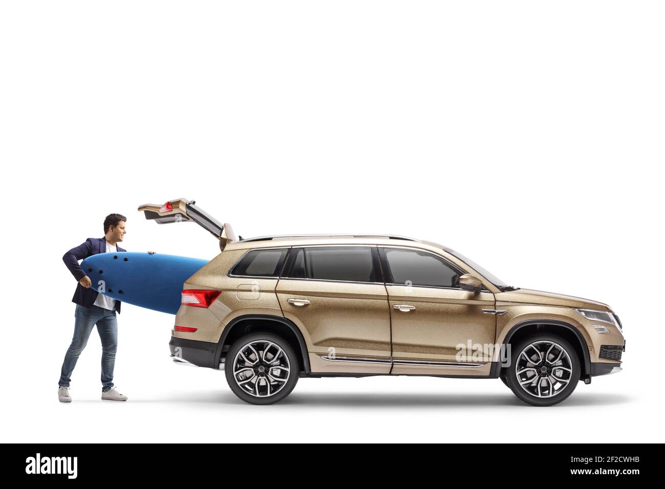 Homme mettant une planche de surf dans le coffre d'un SUV isolé sur fond blanc Banque D'Images