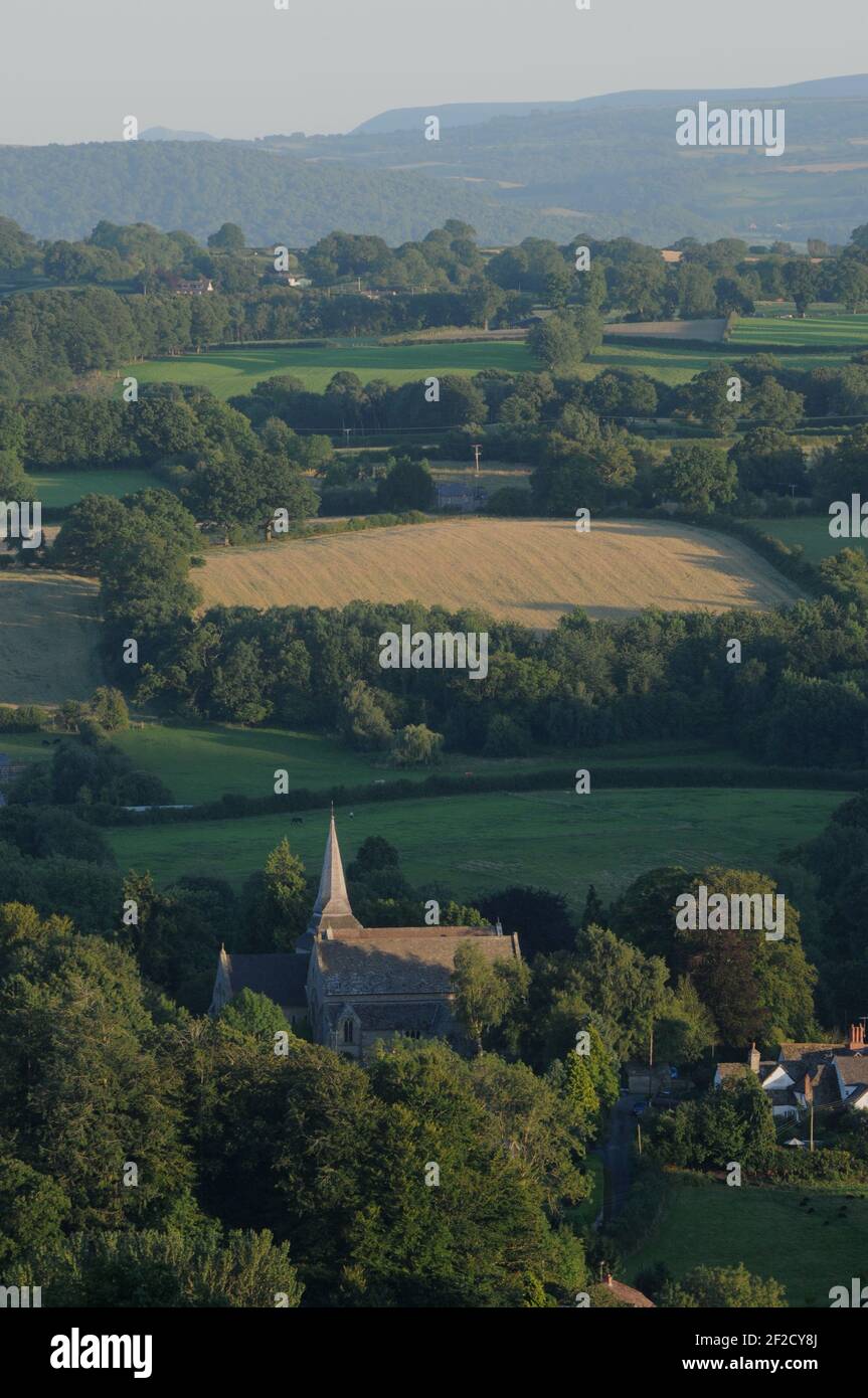 L'église St Mary domine dans cette photo de Kington, Herefordshire. Banque D'Images