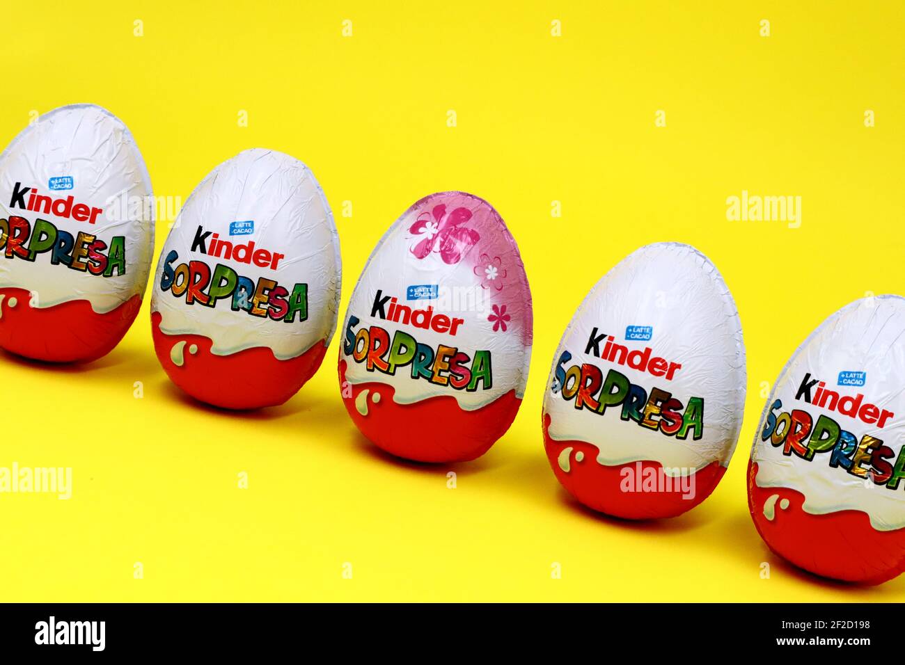 Les Œufs en chocolat Kinder Surprise. Kinder Surprise est une marque de produits fabriqués en Italie par Ferrero Banque D'Images