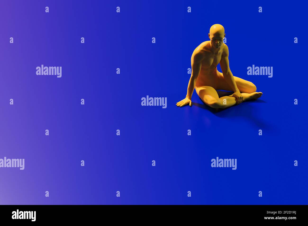 Figure mâle jaune contre fond bleu chiffres CGI sans MR/PR obligatoire Banque D'Images