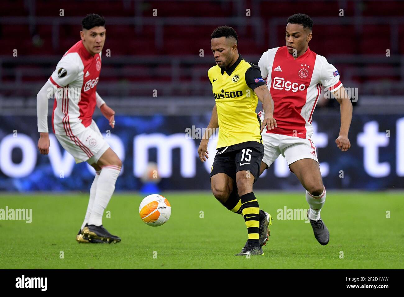 AMSTERDAM , PAYS-BAS - MARS 11: Meschack Elia de jeunes garçons, Jurrien Timber d'Ajax pendant l'Ajax / BSC jeunes garçons - UEFA Europa League Round of Banque D'Images