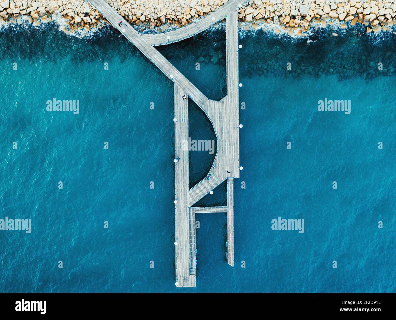 Vue aérienne du dessus de la jetée en bois du parc Limassol Molos et de la mer bleue. Banque D'Images