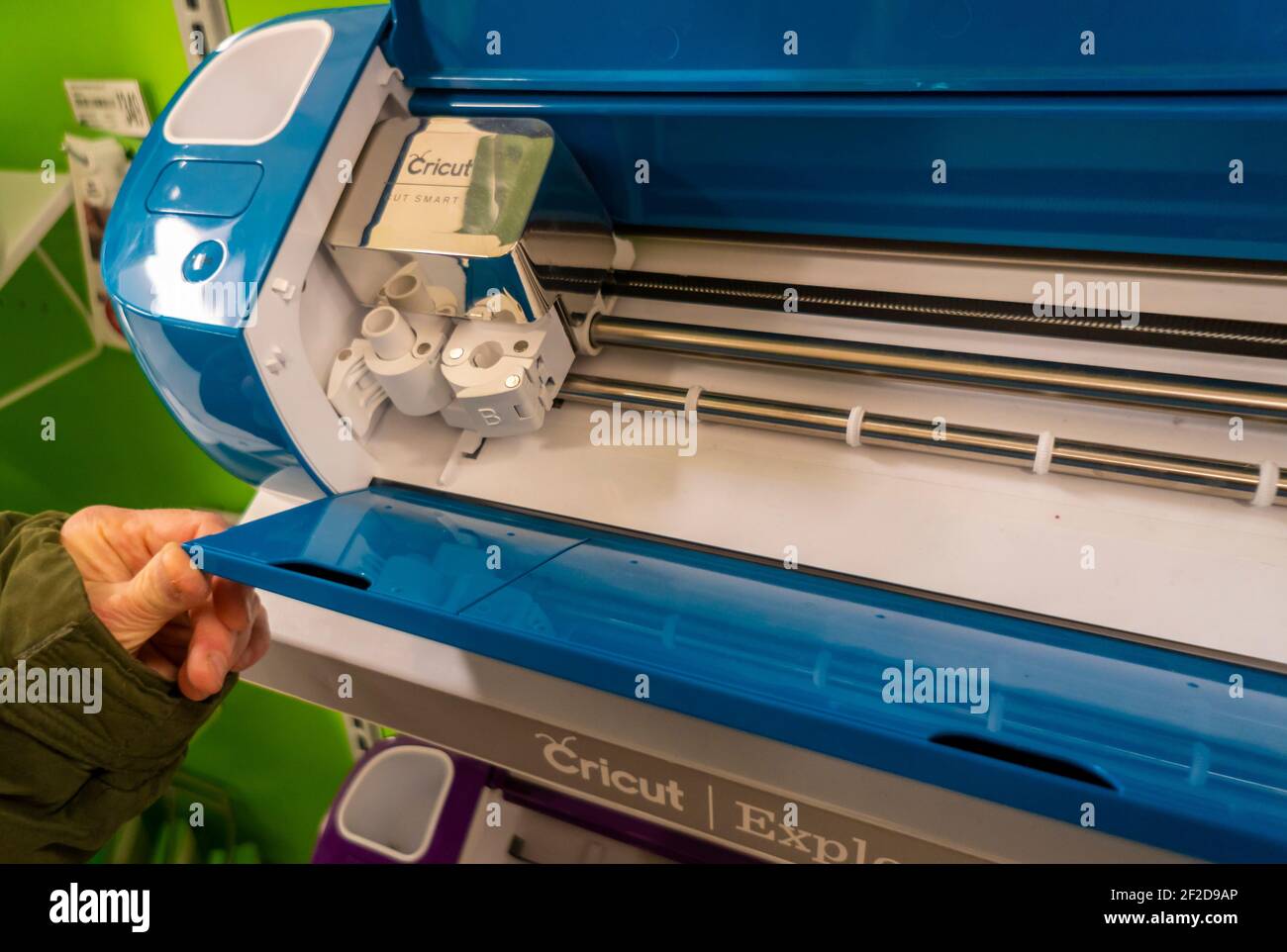 Un artisan parcourt les produits Cricut dans un magasin d'artisanat Michaels à New York le mardi 23 février 2021. Cricut, bien-aimé des bricoleurs, s’est engagé à recueillir 100 millions de dollars par l’intermédiaire d’un IPO. (© Richard B. Levine) Banque D'Images
