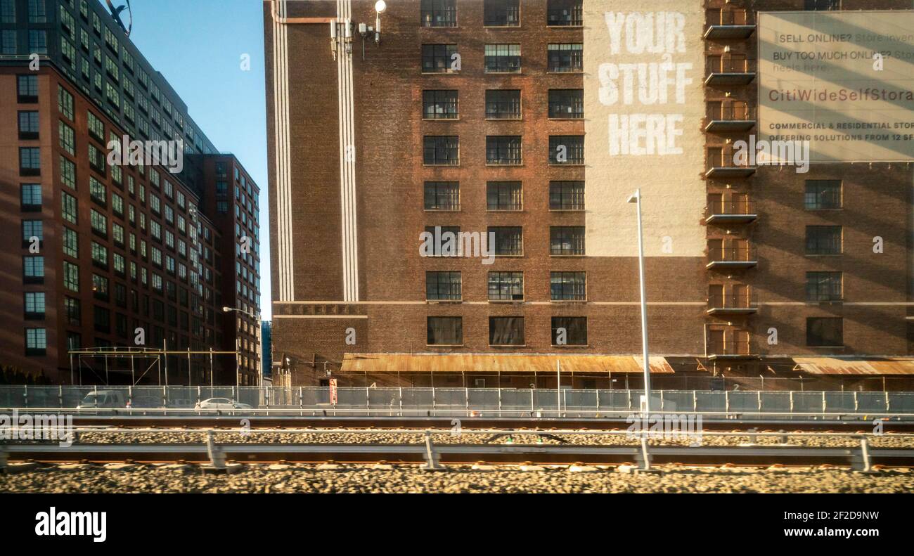 Unité de stockage à long Island City dans Western Queens à New York vue des chantiers de Sunnyside le jeudi 25 février 2021. (© Richard B. Levine) Banque D'Images