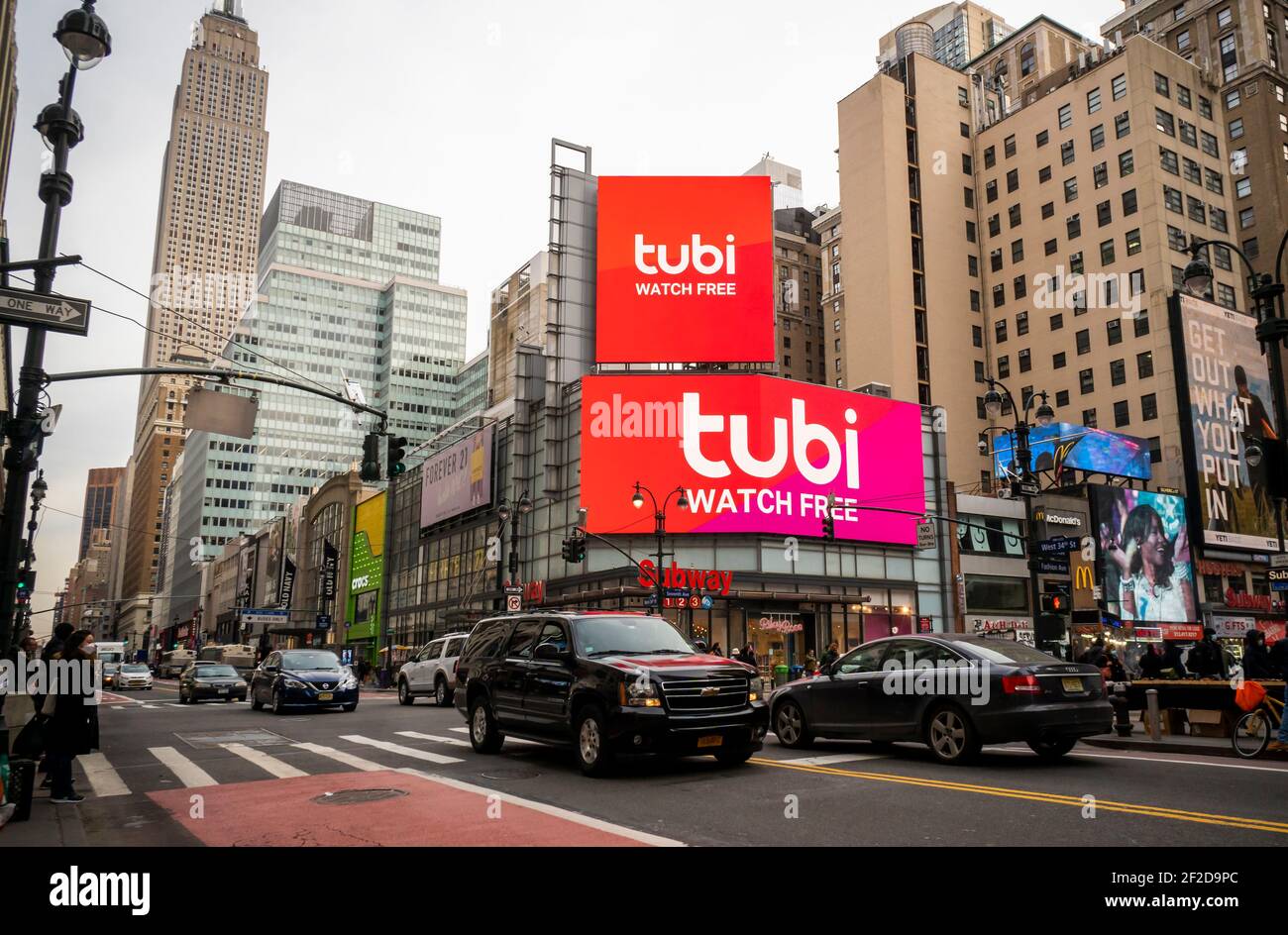 Publicité pour le service de divertissement en streaming gratuit Tubi dans Herald Square à New York le samedi 27 février 2021.possédé par la Fox Corp. Tubi a été acheté par eux en 2020 pour 440 millions de dollars. (© Richard B. Levine) Banque D'Images