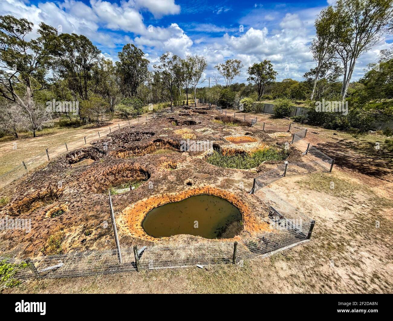 Vue panoramique des 25 millions d'années (époque Miocène) 32 cratères ouverts de mélange marbré de grès et de matières de coloration ocre, découverts en 197 Banque D'Images