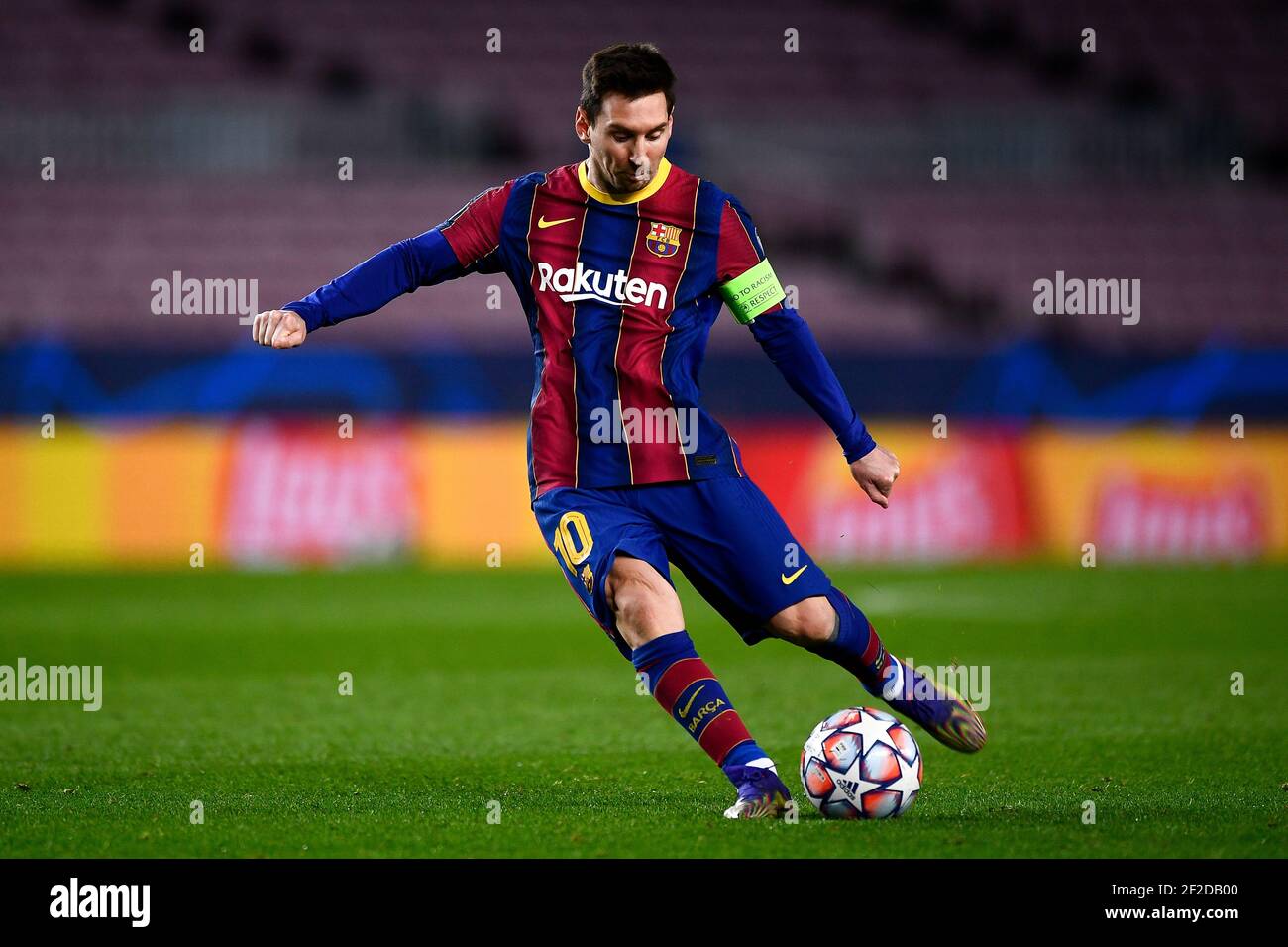 Barcelone, Espagne - 08 décembre 2020 : Lionel Messi du FC Barcelone fait  le ballon lors du match de football du groupe G de la Ligue des champions  de l'UEFA entre le