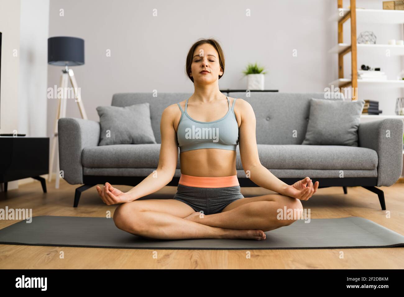 Méditation de forme physique de yoga sain. Femme en posture de Lotus Banque D'Images