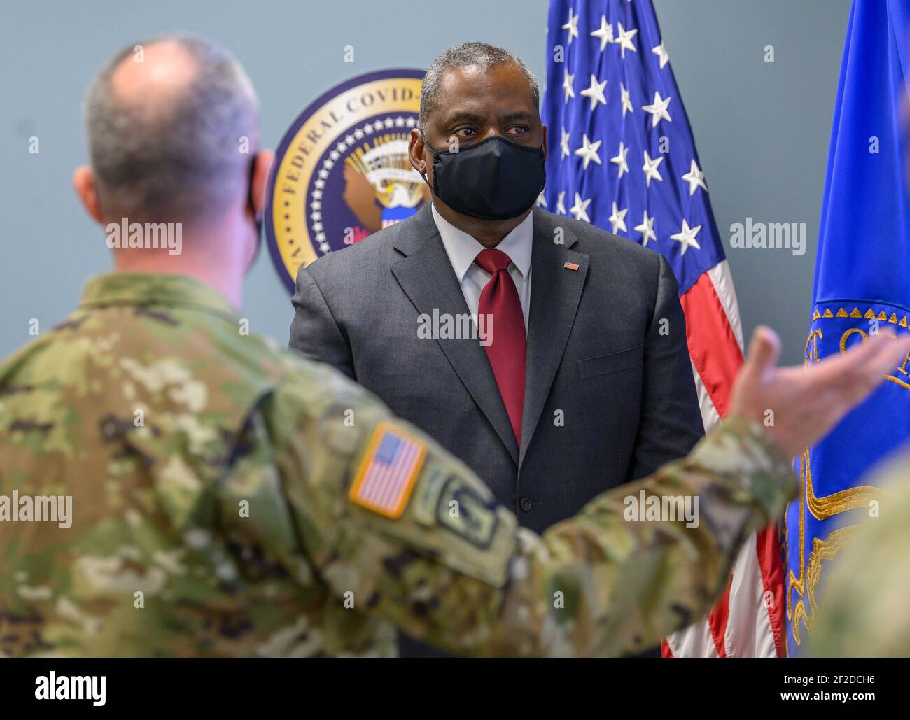 Washington, États-Unis d'Amérique. 10 mars 2021. Le secrétaire américain à la Défense, Lloyd J. Austin III, à droite, écoute le directeur de la technologie de l'information sur les vaccins du Federal COVID-19, le colonel Robert J. Mikesh, Jr., au sujet des efforts de distribution de la fabrication de vaccins au Centre fédéral des opérations de vaccins du bâtiment Hubert H. Humphrey le 10 mars 2021 à Washington, DC. Credit: Planetpix/Alamy Live News Banque D'Images