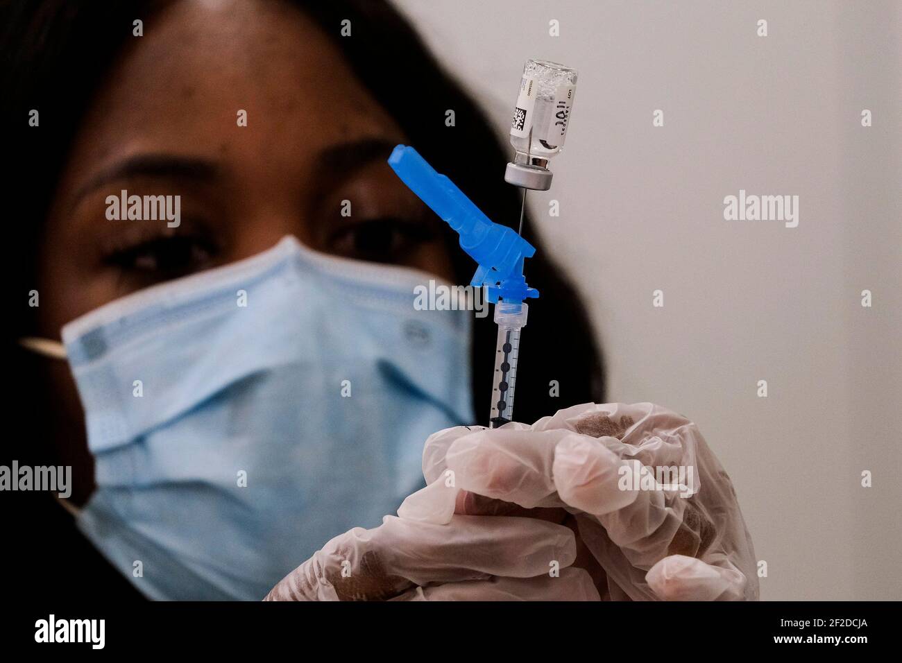 Los Angeles, Californie, États-Unis. 11 mars 2021. Un agent de santé prépare une seringue avec le nouveau vaccin Johnson & Johnson COVID-19 à une dose lors d'un événement de vaccination à Baldwin Hills Crenshaw Plaza à Los Angeles le 11 mars 2021. L'événement a été organisé par le ministère de la Santé publique de Californie et la FEMA (Federal Emergency Management Agency). Le vaccin Johnson & Johnson est maintenant le troisième vaccin contre le coronavirus à recevoir une approbation d'urgence aux États-Unis. Crédit: Ringo Chiu/ZUMA Wire/Alay Live News Banque D'Images