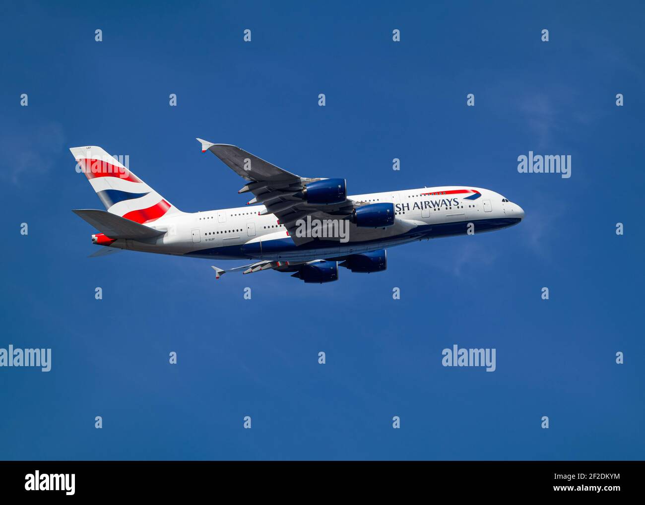 londres, Heathrow Airport - avril 2019: British Airways Airbus A380 volant à travers un ciel bleu capturé du côté. Image Abdul Quraishi Banque D'Images