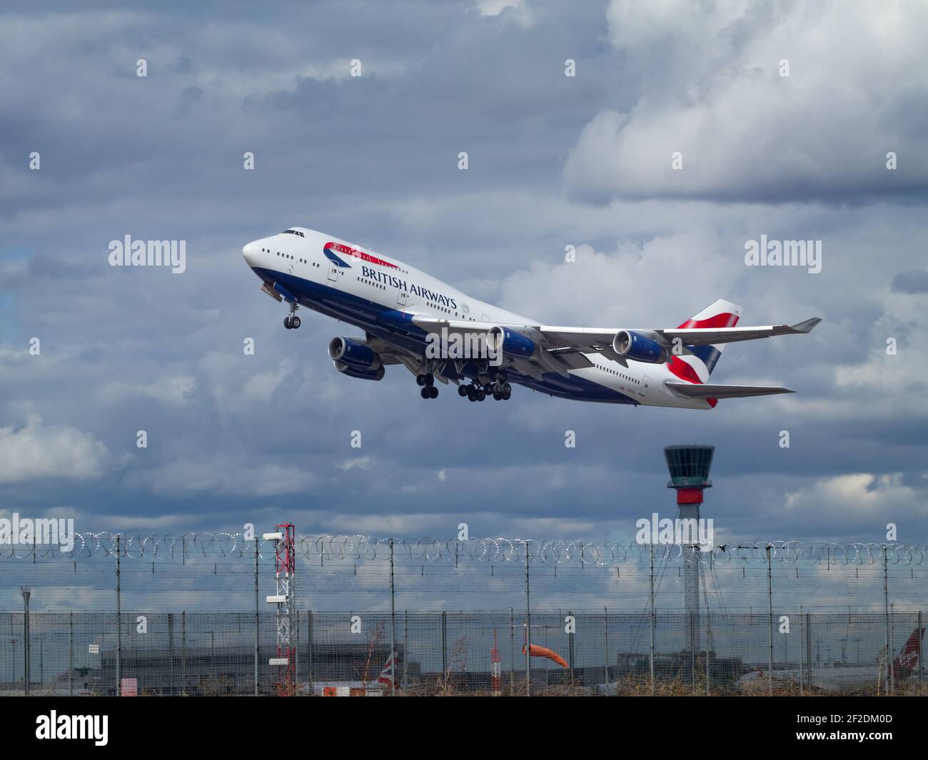 Londres, Heathrow Airport - avril 2019: British Airways Boeing 747 Reg G-CIVG décollage après la tour avec train d'atterrissage encore dehors. Ce plan est maintenant Banque D'Images