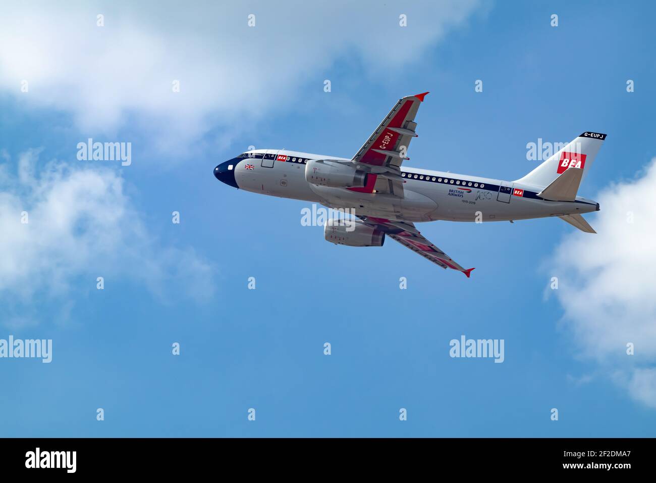 Royaume-Uni, Londres, mai 2020 - Retro Livery British Airways BEA Airbus A319 décollage et vol en cours de verrouillage à travers un ciel bleu clair avec un minimum de cl Banque D'Images