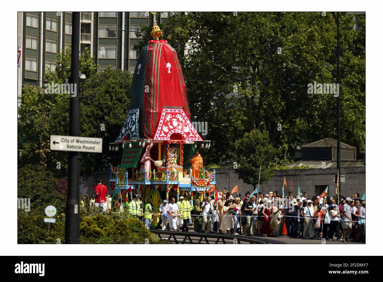 Carnaval de Chariots à Londres..... Le 37e Carnaval de Rattha-yatra des  Chariots, société d'inspiration pour Krischna Consiousness, est venu au  cœur de Londres. Des centaines de pèlerins, de festivaliers et de leaders