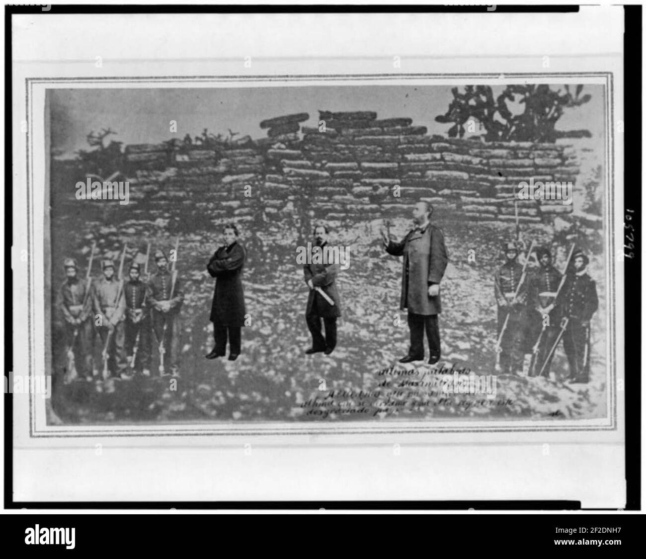 Portraits de l'empereur Maximilian du Mexique, Tomás Mejía, Miguel Miramón et de l'équipe de tir, superposés sur la photographie de leur lieu d'exécution, à Querétaro Banque D'Images