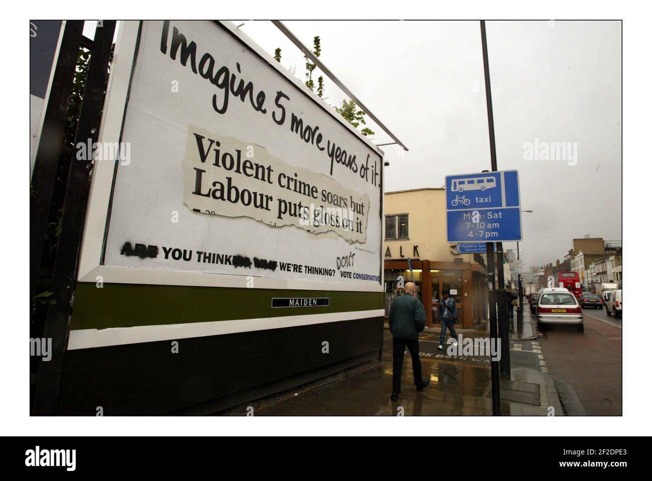 Affiche électorale avec grafiti sur le commercial RD à Londonpic David Sandison 27/4/2005 Banque D'Images