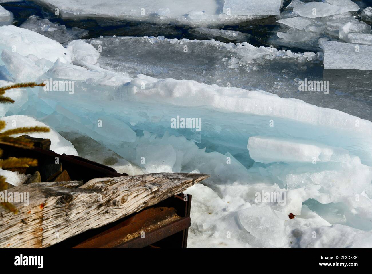 Glace turquoise sur les rives du lac supérieur pendant la débâcle printanière au parc Chippewa, Thunder Bay, Ontario, Canada. Banque D'Images