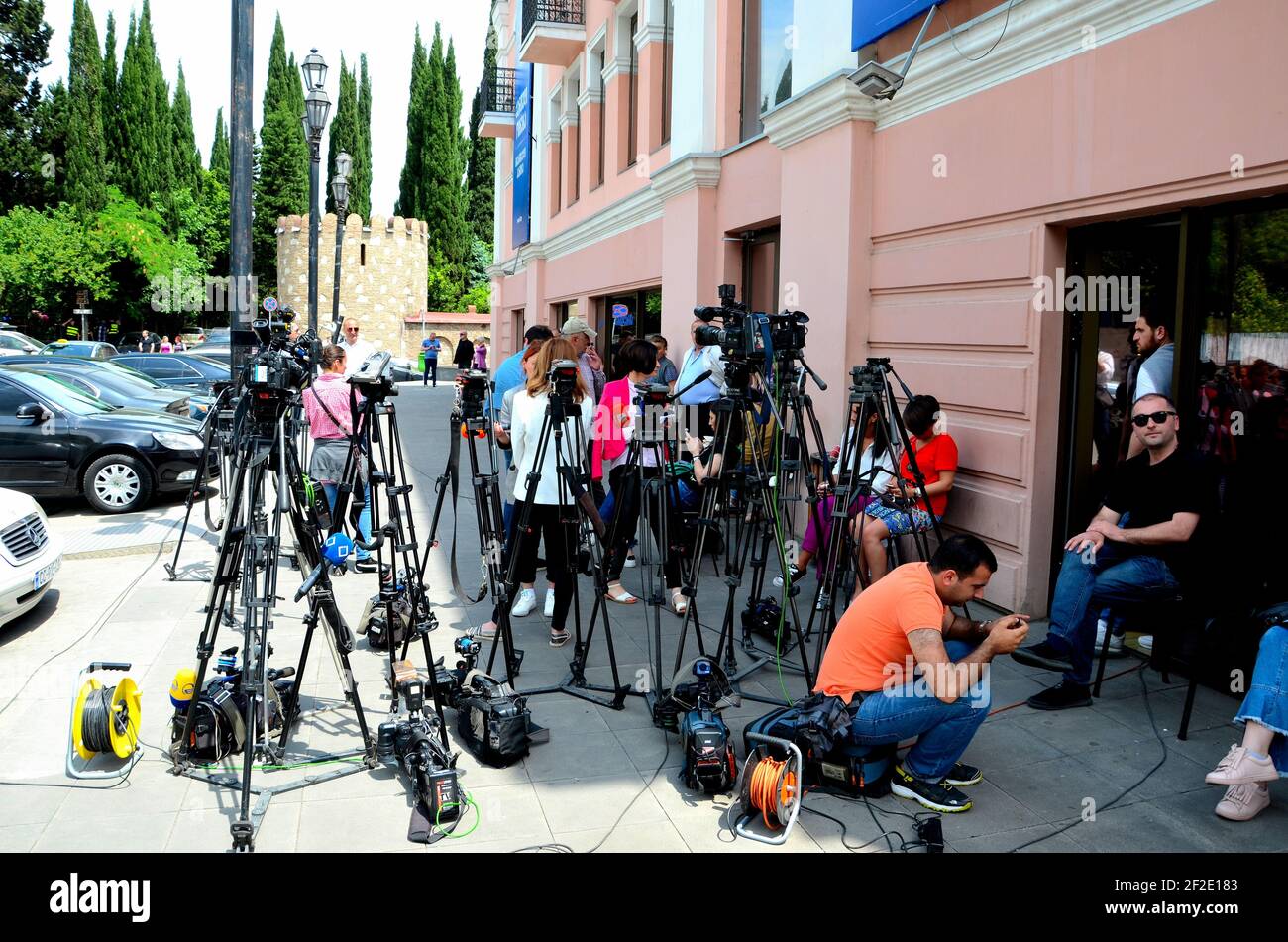 Photographes journalistes et médias personnes avec appareils photo et trépieds Tbilissi Géorgie Banque D'Images