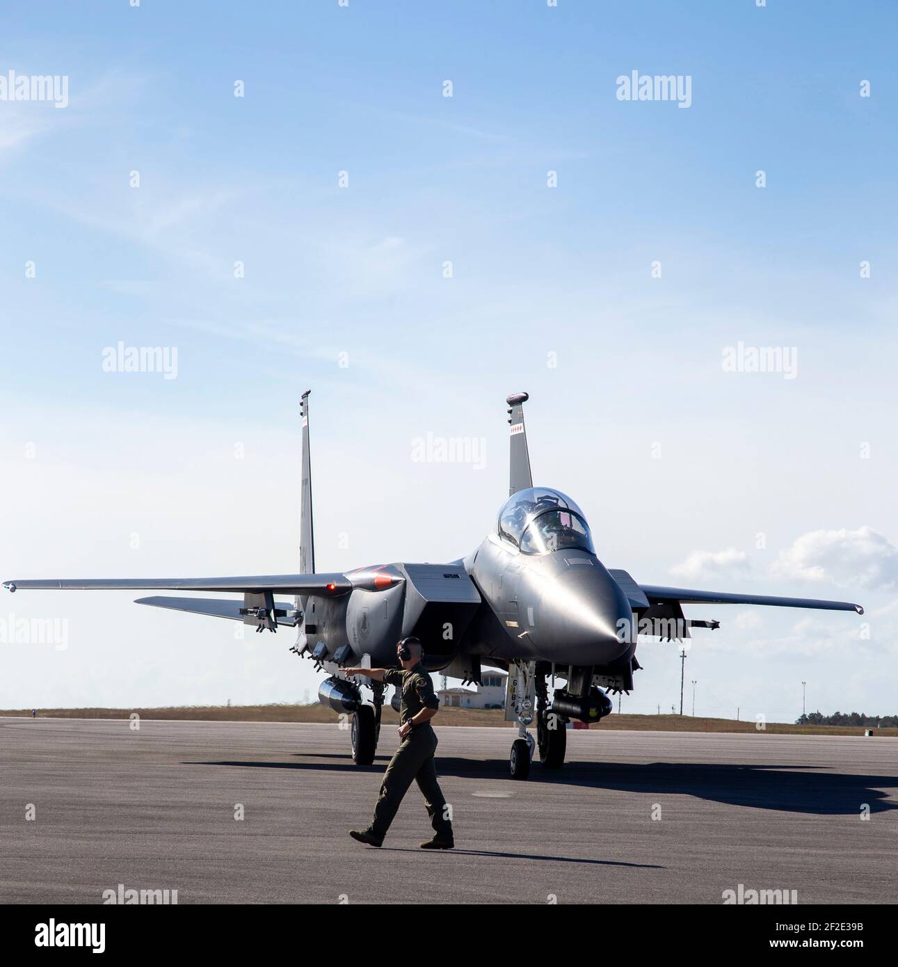 Valparaiso, États-Unis. 11 mars 2021. Un nouvel avion de chasse F-15EX Strike Eagle de la US Air Force, de nouvelle génération, est placé en taxi jusqu'au stationnement sur la rampe de la base aérienne d'Eglin le 11 mars 2021 à Valparaiso, en Floride. Credit: Planetpix/Alamy Live News Banque D'Images