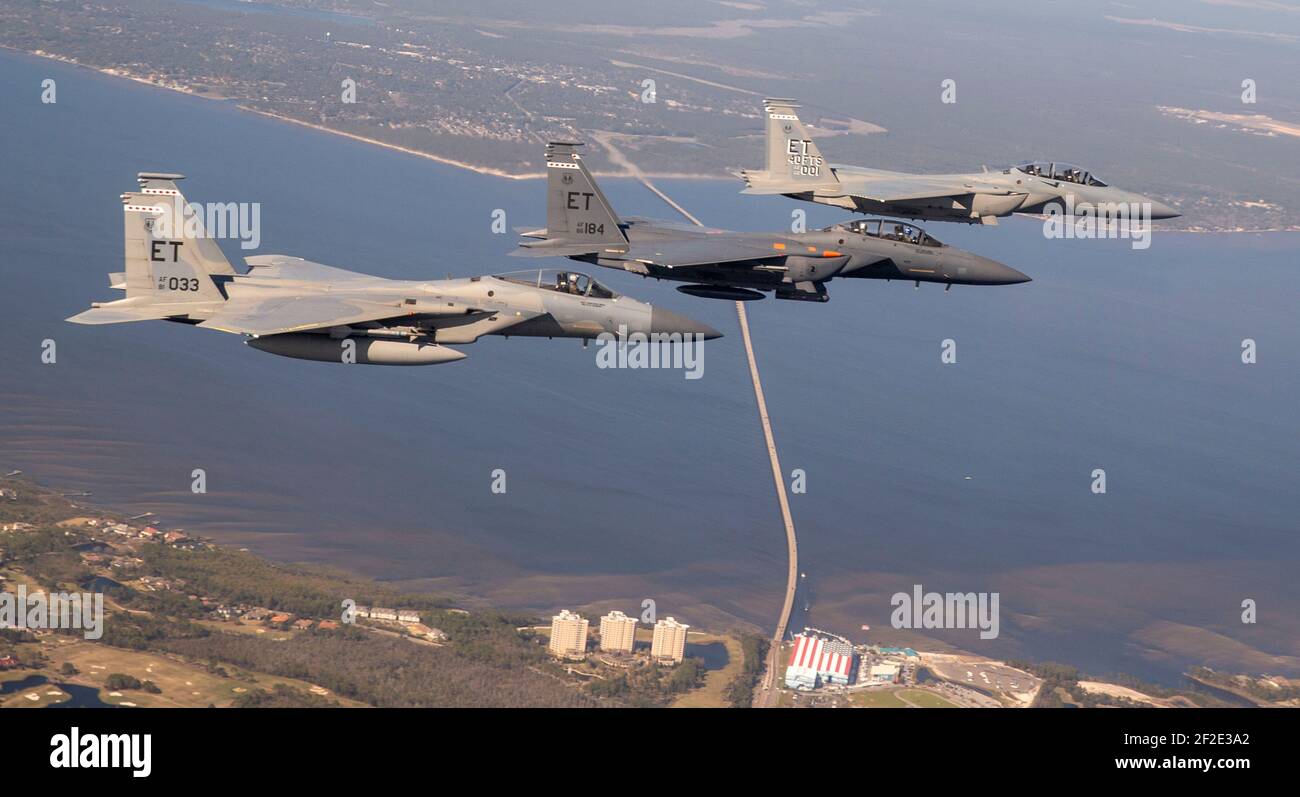 Valparaiso, États-Unis. 11 mars 2021. Les avions de chasse F-15 Strike Eagle de la U.S. Air Force escortent le premier avion de chasse F-15EX de nouvelle génération, le centre, à la base aérienne d'Eglin le 11 mars 2021 à Valparaiso, en Floride. Credit: Planetpix/Alamy Live News Banque D'Images