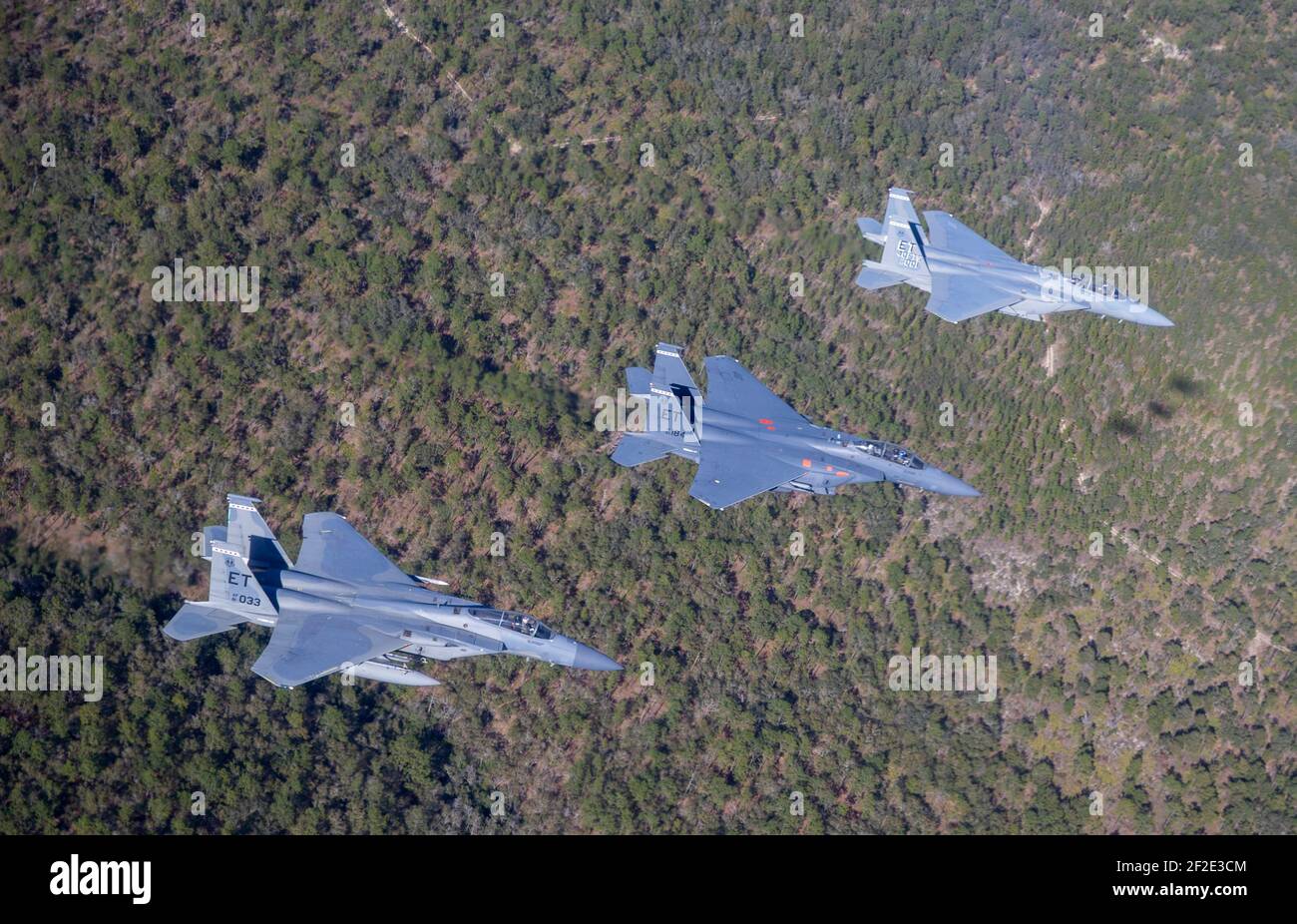 Valparaiso, États-Unis. 11 mars 2021. Les avions de chasse F-15 Strike Eagle de la U.S. Air Force escortent le premier avion de chasse F-15EX de nouvelle génération, le centre, à la base aérienne d'Eglin le 11 mars 2021 à Valparaiso, en Floride. Credit: Planetpix/Alamy Live News Banque D'Images