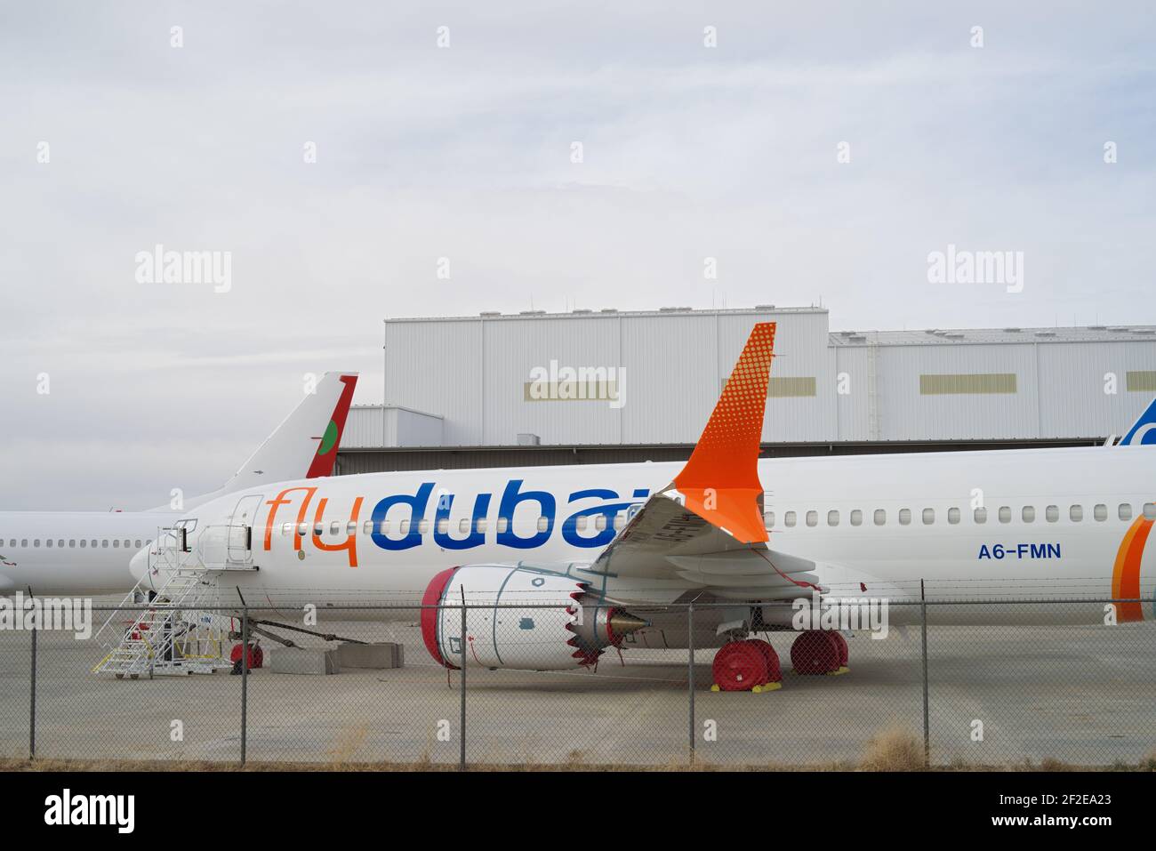 Cette image montre flydubai Boeing 737 MAX 8 avec enregistrement A6-FMN en cours de maintenance. Banque D'Images