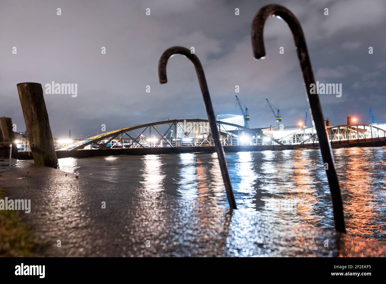 Hambourg, Allemagne. 12 mars 2021. La marée haute nocturne pousse le quai du ferry au marché aux poissons vers le haut. Après un jeudi houleuse, la situation sur le front météorologique en Allemagne devrait se détendre un peu pour le moment. Bien qu'il devrait rester venteux de faire de la tempête dans de grandes parties du pays aujourd'hui, mais pas aussi fort que la veille, a déclaré un porte-parole du service météorologique allemand (DWD). Credit: Jonas Walzberg/dpa/Alay Live News Banque D'Images