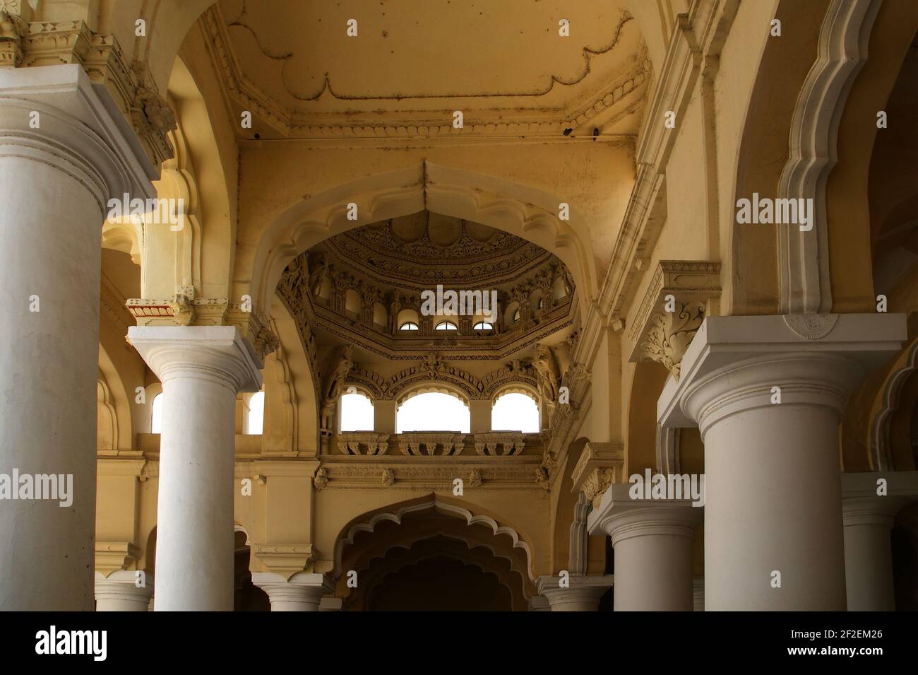 Madurai, Tamil Nadu, Inde du Sud. Le complexe du palais Thirumalai Nayakkar Mahal a été construit dans le style Indo-Saracen par Thirumalai Nayakar en 1636. JE Banque D'Images
