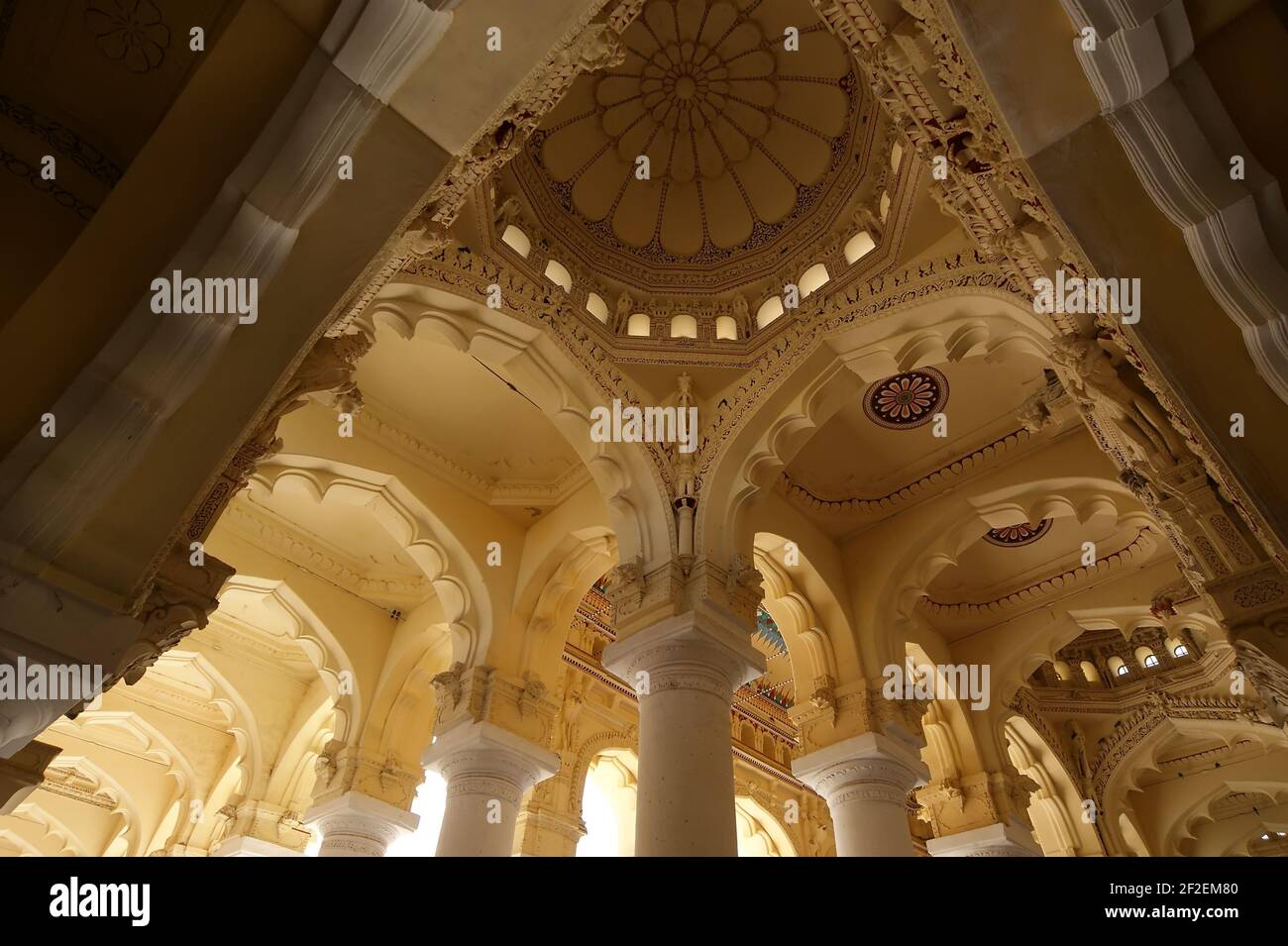 Madurai, Tamil Nadu, Inde du Sud. Le complexe du palais Thirumalai Nayakkar Mahal a été construit dans le style Indo-Saracen par Thirumalai Nayakar en 1636. JE Banque D'Images