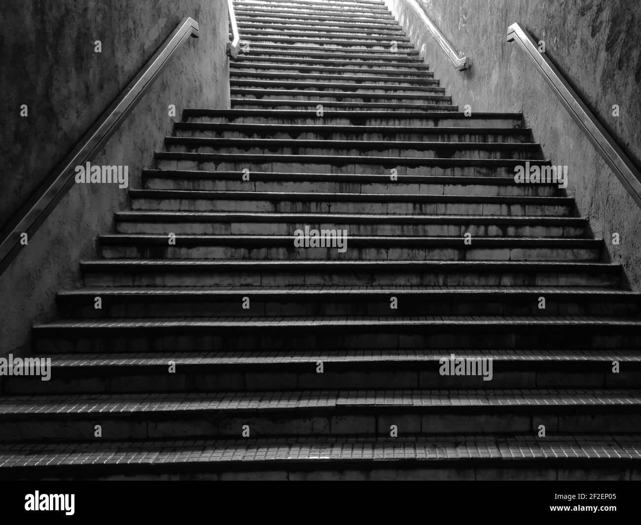 Escaliers grungy à l'entrée d'une station de métro de Bucarest. Banque D'Images