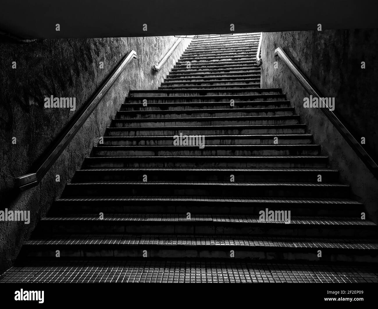 Escaliers grungy à l'entrée d'une station de métro de Bucarest. Banque D'Images