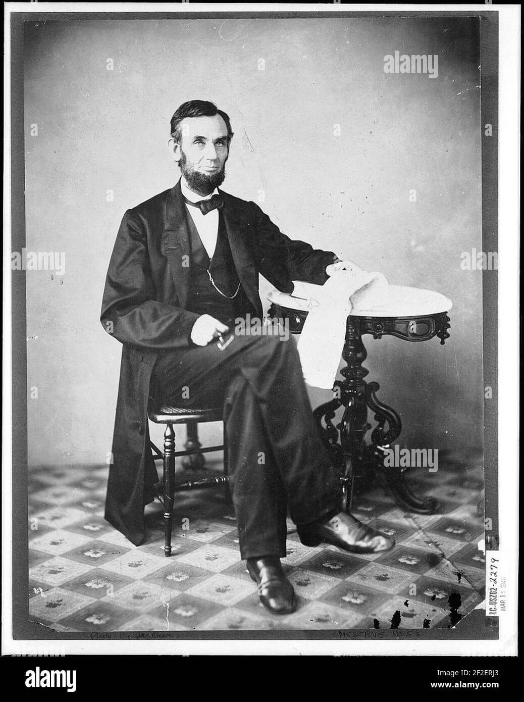 Presidenet Abraham Lincoln, assis à côté d'une table Banque D'Images