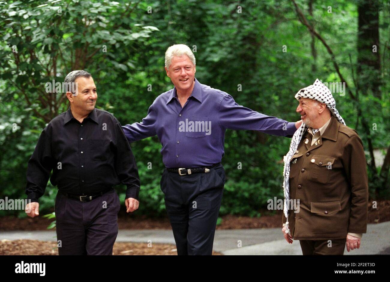Le Président Bill Clinton accompagne le Premier Ministre israélien Ehud Barak et Yasser Arafat de l'Autorité palestinienne. Banque D'Images Le Président Bill Clinton accompagne le Premier Ministre israélien Ehud Barak et Yasser Arafat de l'Autorité palestinienne. Banque D'Images