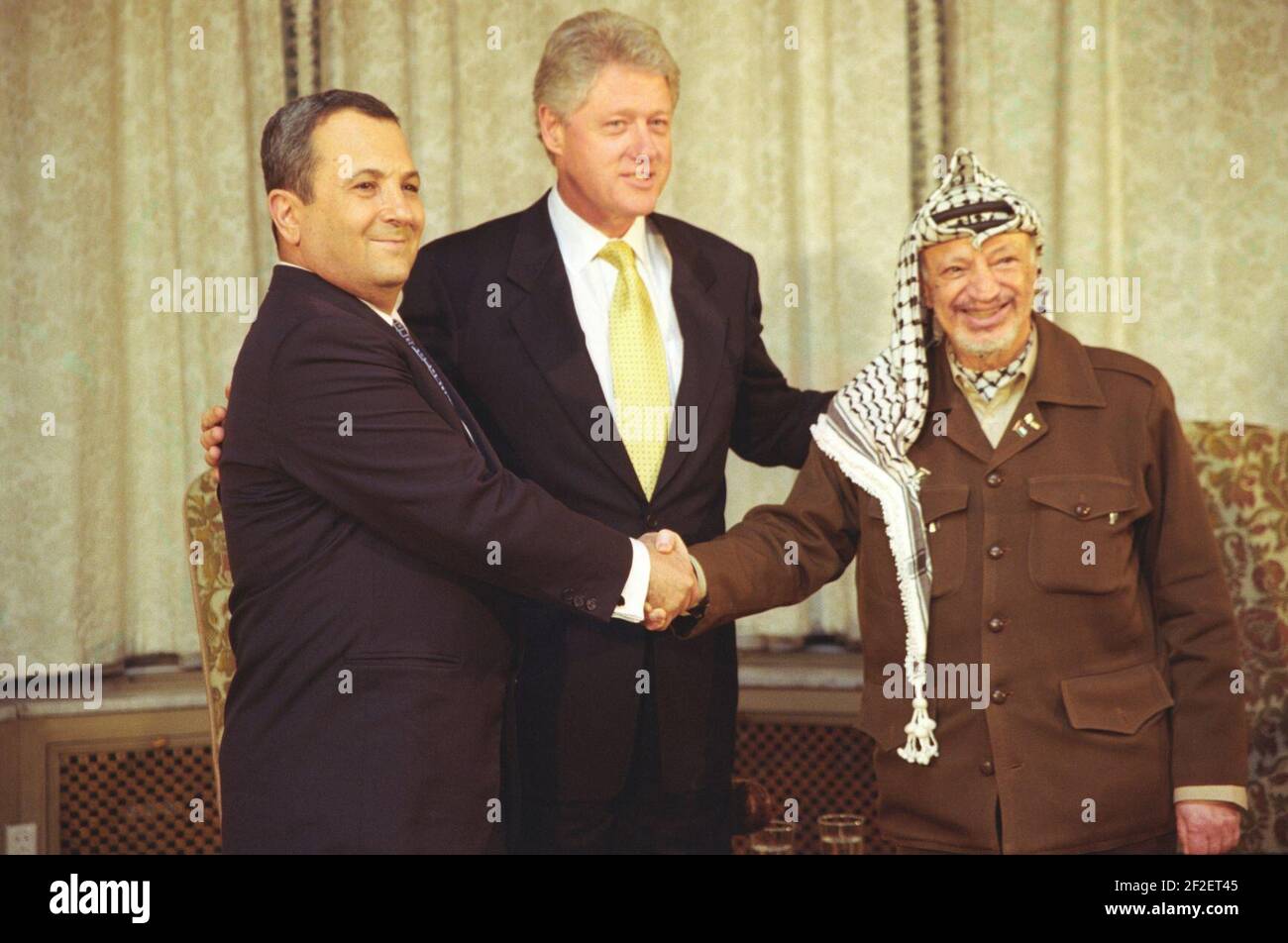 Le Président Bill Clinton avec le Premier Ministre israélien Ehud Barak et le Président Yasser Arafat de l'Autorité palestinienne. Banque D'Images Le Président Bill Clinton avec le Premier Ministre israélien Ehud Barak et le Président Yasser Arafat de l'Autorité palestinienne. Banque D'Images
