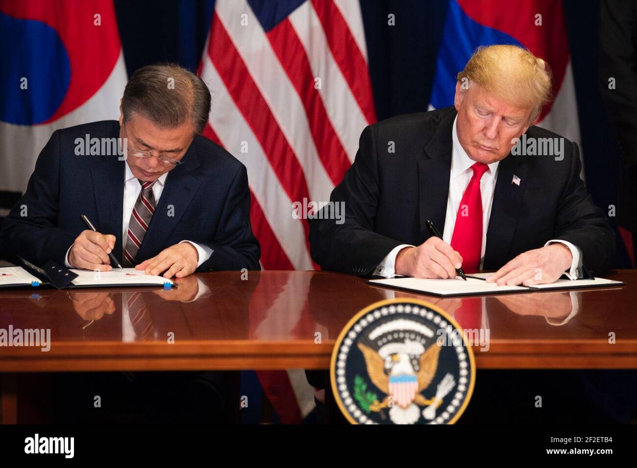 Le président Donald J. Trump et le président de la Corée du Sud Moon Jae-in signent l'Accord de libre-échange entre les États-Unis et la Corée. Banque D'Images