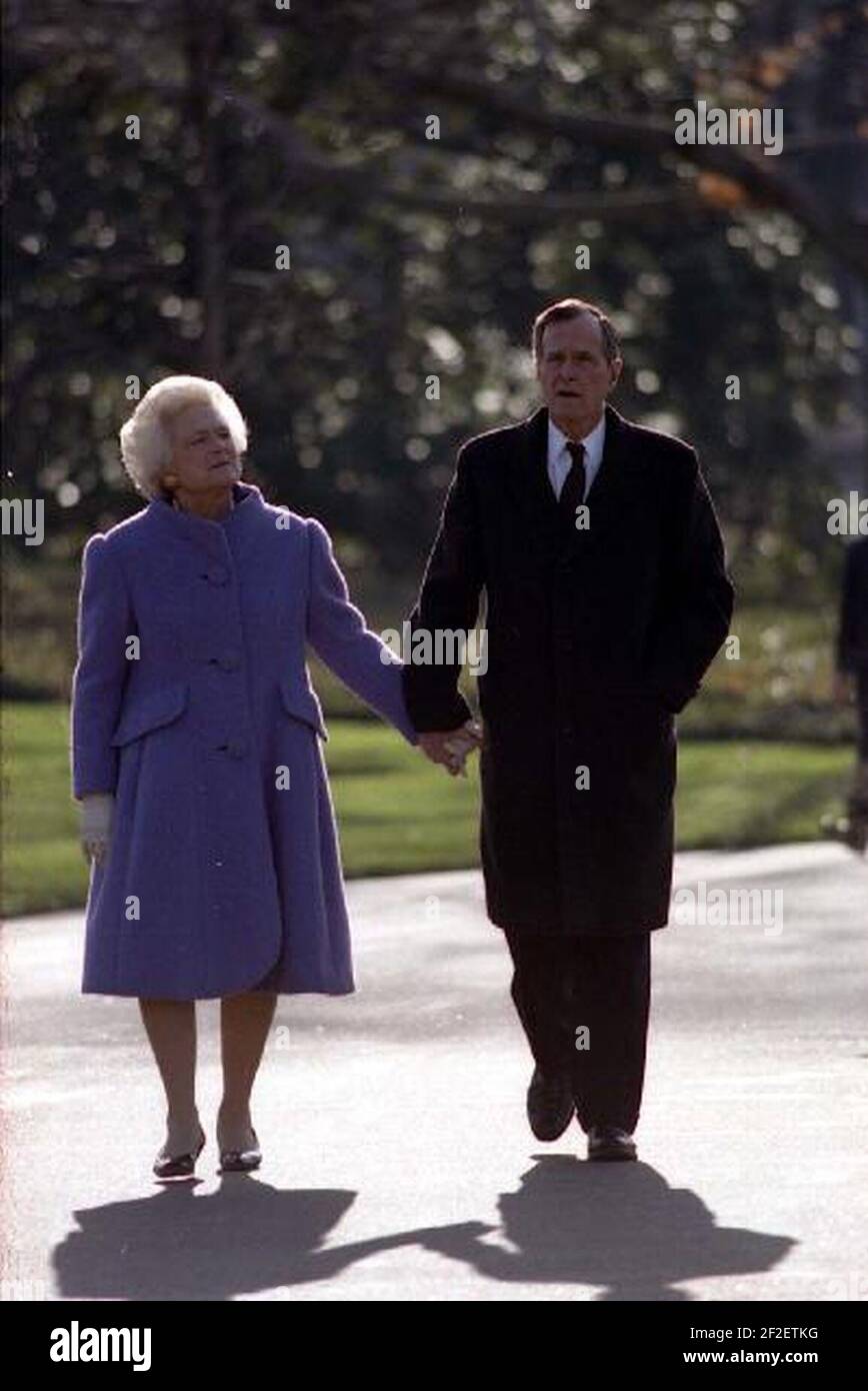 Le président George H. W. Bush et Mme Barbara Bush se promêvent dans le sud de la Maison Blanche avant de partir pour les cérémonies d'inauguration. Banque D'Images