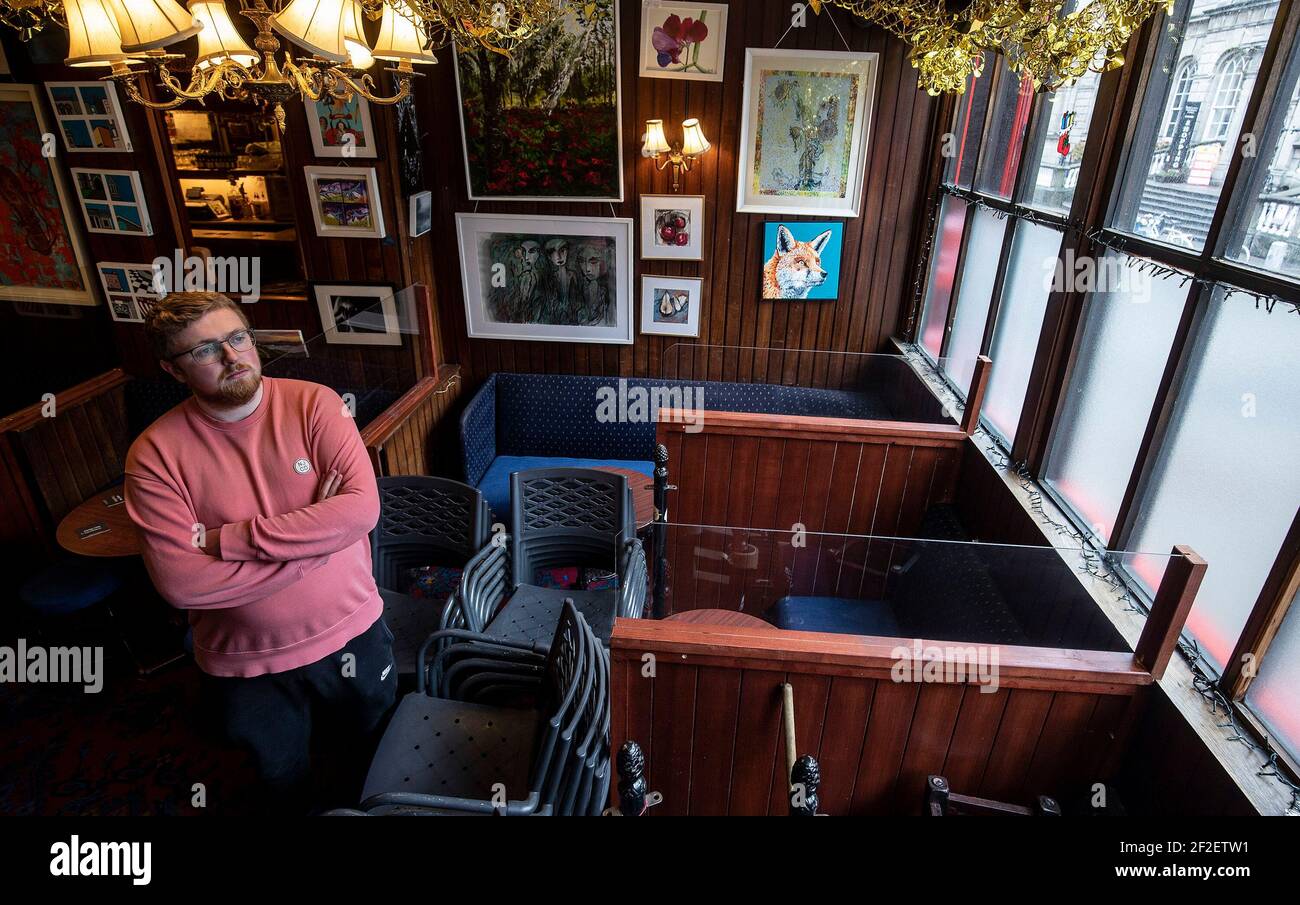 Daniel Smith, barman et fils de l'un des copropriétaires de Grogan's Castle Lounge, dans les locaux du centre-ville de Dublin à l'approche du premier anniversaire de la fermeture des pubs en raison de la pandémie du coronavirus. Date de la photo: Jeudi 11 mars 2021. Banque D'Images