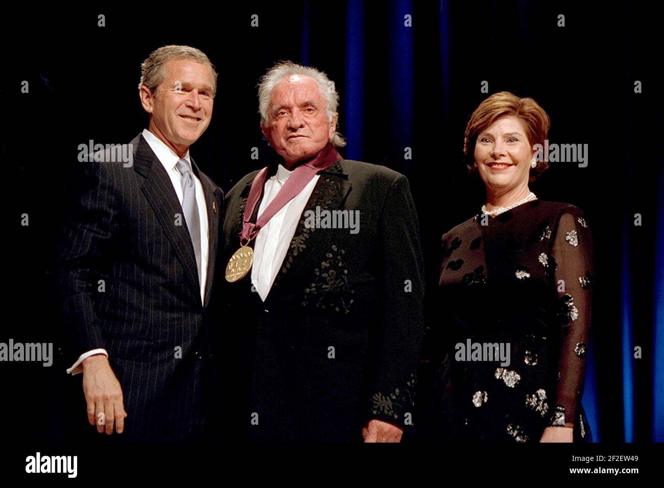 Le président George W. Bush et Laura Bush se tiennent avec Johnny Cash. Banque D'Images