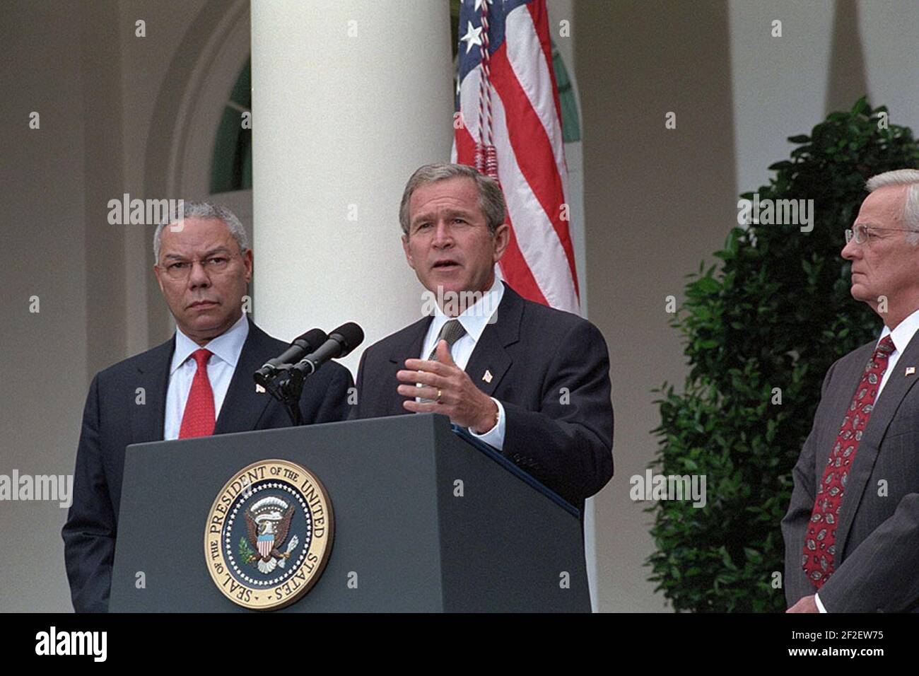 Le Président George W. Bush et le Secrétaire d'État Colin Powell Allocution de Rose Garden sur ordre exécutif. Banque D'Images
