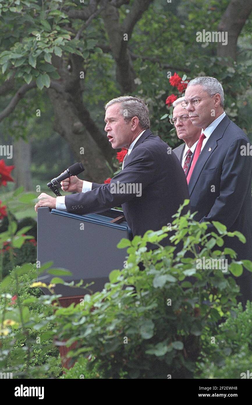Le président George W. Bush prononce des remarques dans le jardin des roses. Banque D'Images