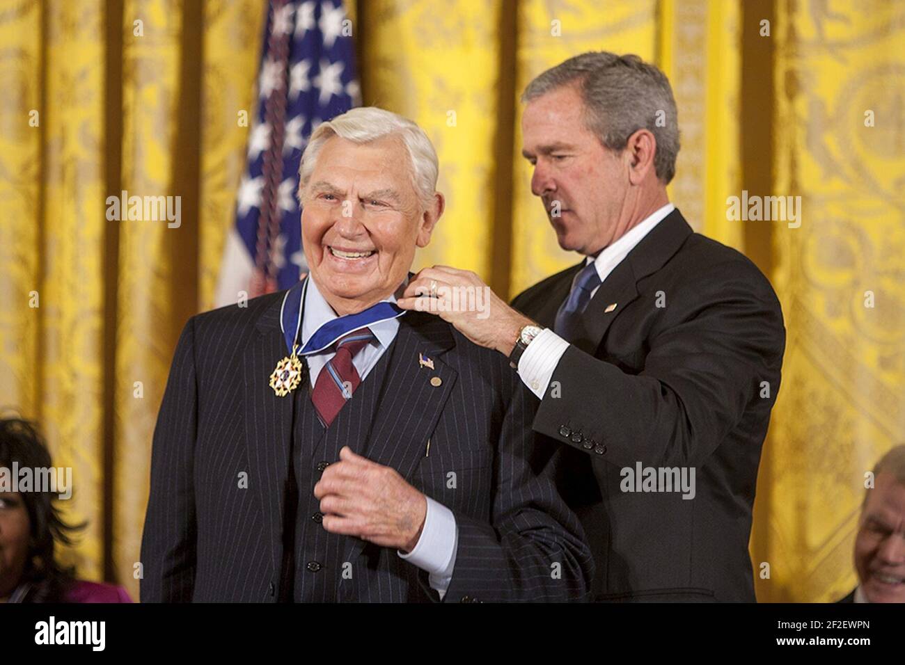 Le président George W. Bush remet la Médaille présidentielle de la liberté à l'acteur Andy Griffith. Banque D'Images