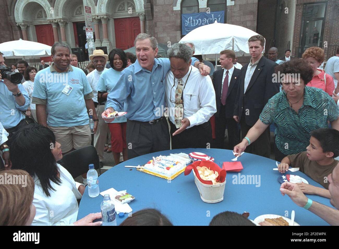 Le président George W. Bush passe le gâteau d'anniversaire avec le maire de Philadelphie John Street lors d'une célébration du jour de l'indépendance. Banque D'Images